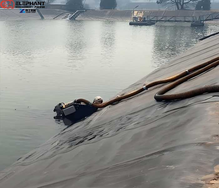 Tailings pond dredging robot removing sludge while protecting HDPE liner