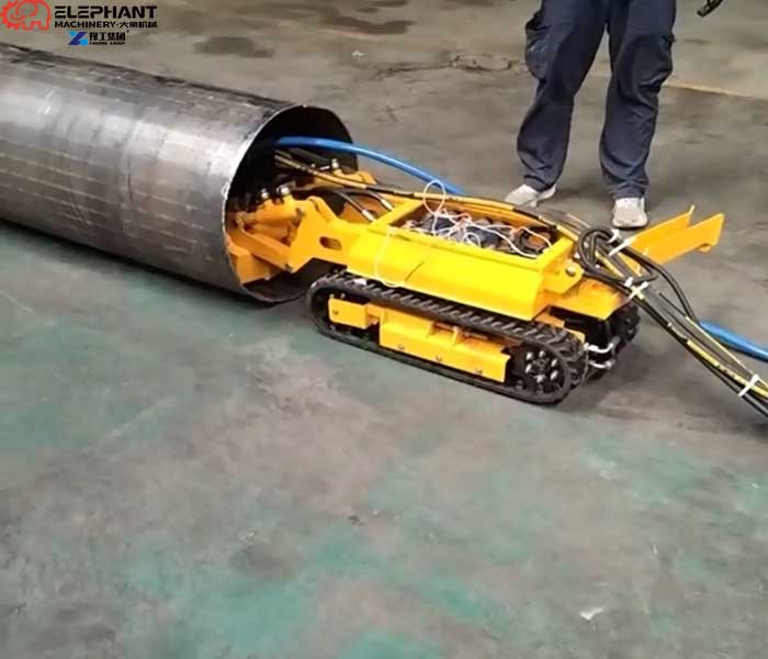 Compact drainage cleaning robot operating in a confined underground storm drain