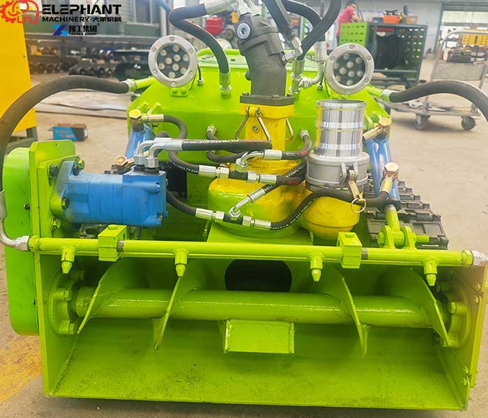 Silt removal robot cutting head loosening compacted bottom sediment