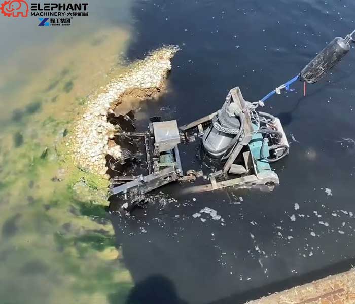 Silt removal robot working underwater to remove accumulated sediment