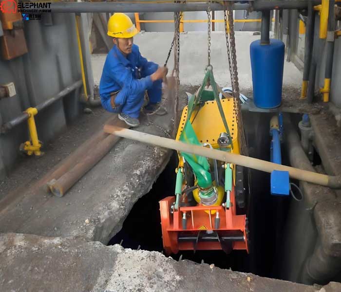 YG450 robot lifted into water tank