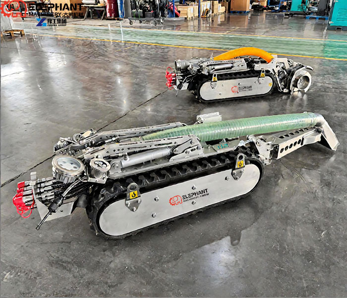Compact dredging robot for cleaning sludge in a confined wet well