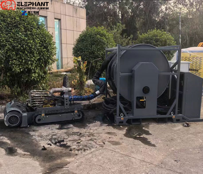 Pump station sludge removal robot for confined wet well cleaning