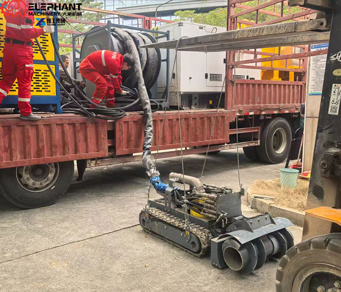 Remote-controlled robot for sludge removal in a pump station