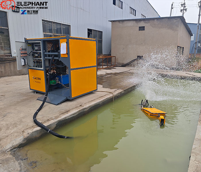 Dredging robot operating underwater in a wastewater tank